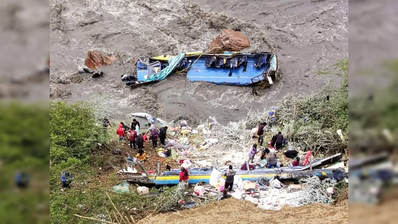 Accidente de autobús deja seis muertos y seis desparecidos en Perú 