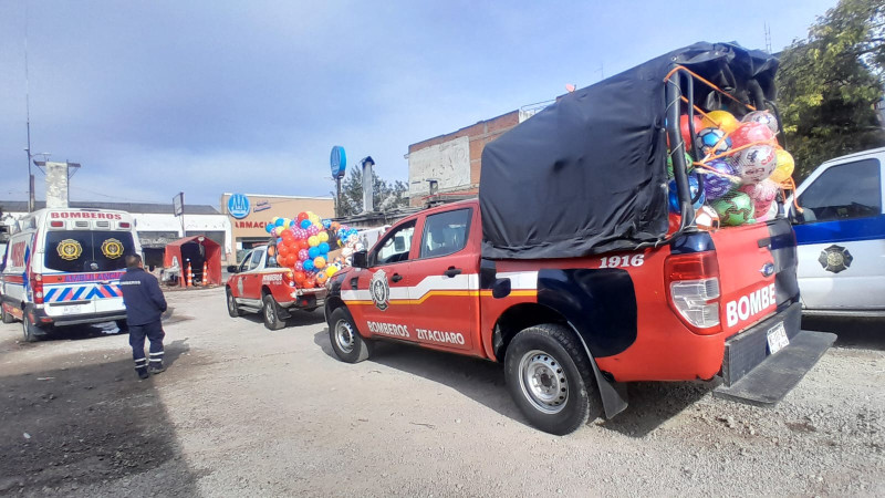 Bomberos de Zitácuaro, Michoacán, entregan juguetes a niños en Día de Reyes 