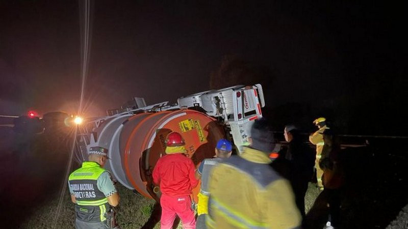 Tráiler vuelca y aplasta a motociclistas en la autopista México-Tuxpan; hay 2 muertos 