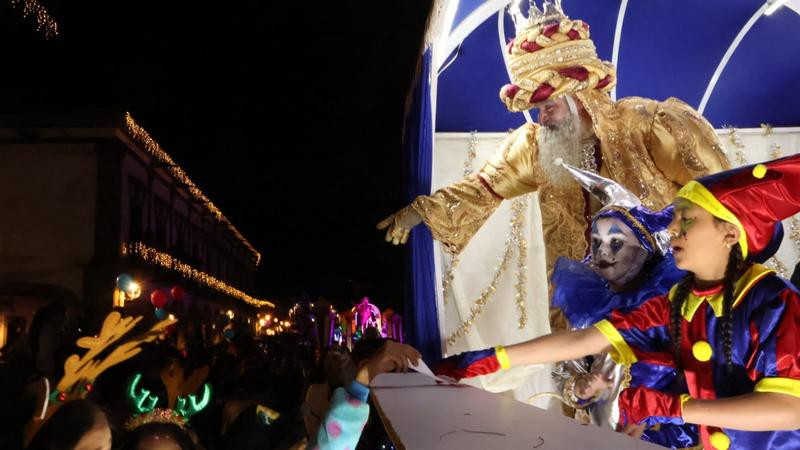 Pátzcuaro se llenó de magia con la cabalgata de los Reyes Magos 