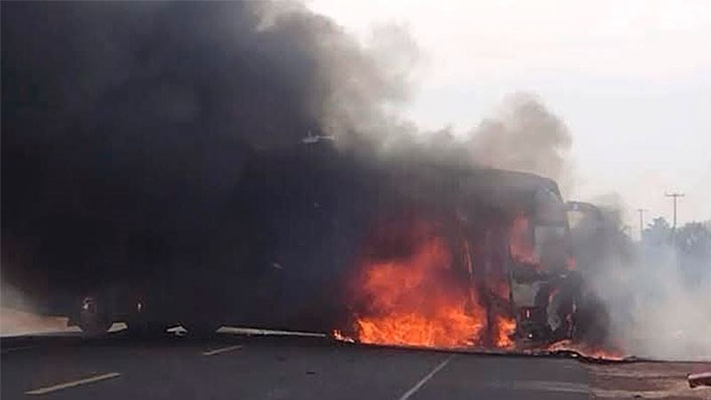 Incendian unidad de transporte público en Salvatierra, Guanajuato 