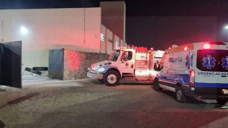 Hombre pierde la vida calcinado en incendio en plaza Outlet de Querétaro 