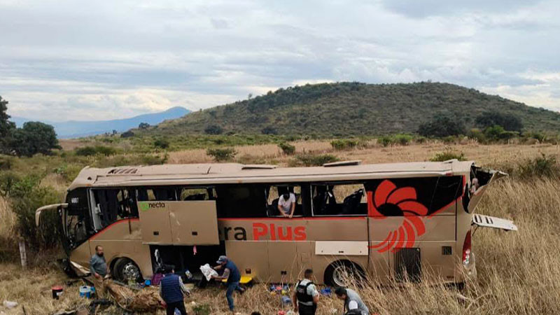 Volcadura en la autopista de Occidente, en Michoacán, deja un muerto y 14 heridos 