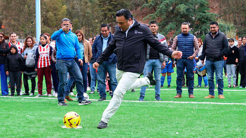 Titular de SEDESOQ entrega cancha de fútbol 11 en Pinal de Amoles, Querétaro 