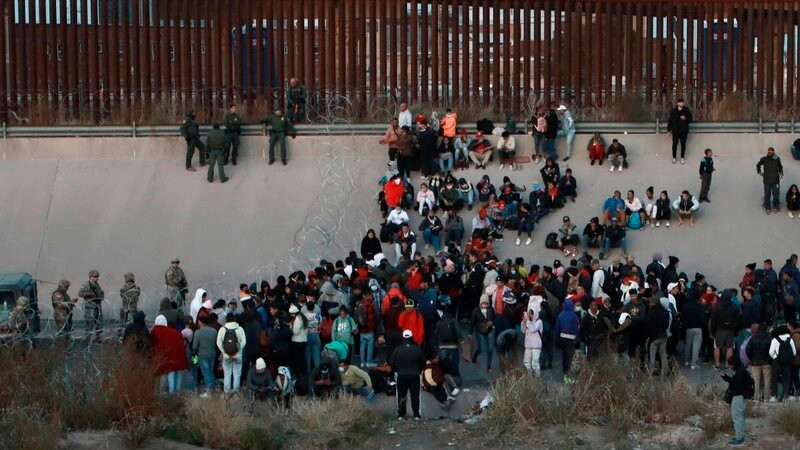 Migrantes se enfrentan a bajas temperaturas en frontera norte del país 