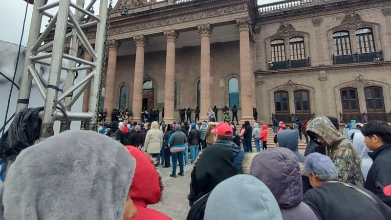 Neoleoneses se manifiestan frente a Palacio de Gobierno por aumento al transporte público 