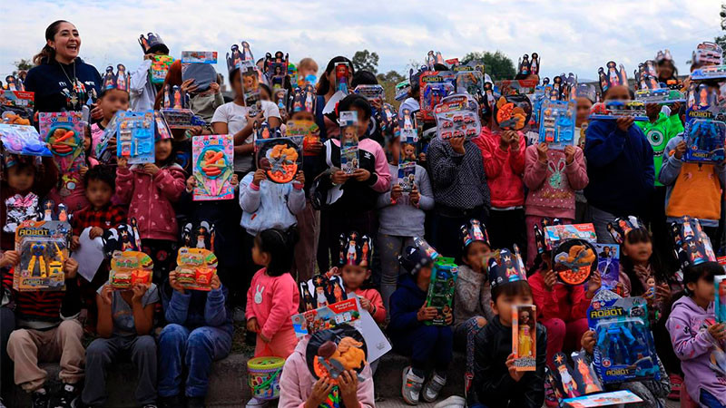 DIF de Morelia lleva alegría y regalos de los Reyes Magos a niñas y niños 