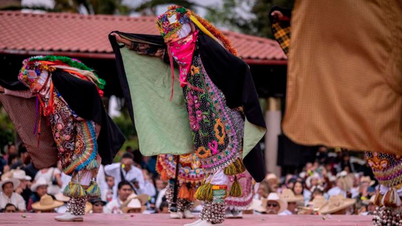 Danza de los kúrpites maravilla a turistas en Nuevo San Juan Parangaricutiro, Michoacán 