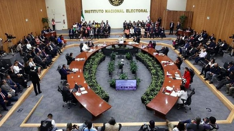 Claudia Sheinbaum se reúne con consejeros del INE en Palacio Nacional 