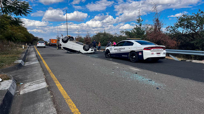 Volcadura en Morelia, Michoacán deja dos heridos y daños materiales 