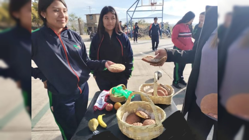 Estudiantes del Cecytem preservan tradiciones purépechas  