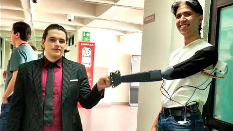 El joven ingeniero Jorge Velasco hizo un brazo mecánico para su mejor amigo de la infancia 