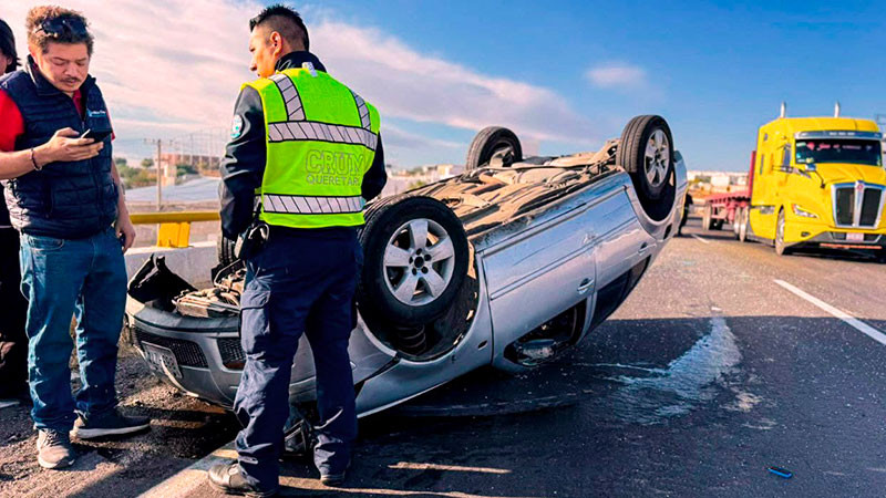 Aparatosa volcadura de un auto en el norponiente de Querétaro capital  