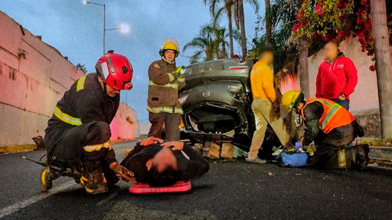 Volcó por presunto exceso de velocidad en Villas del Parque, en Querétaro capital