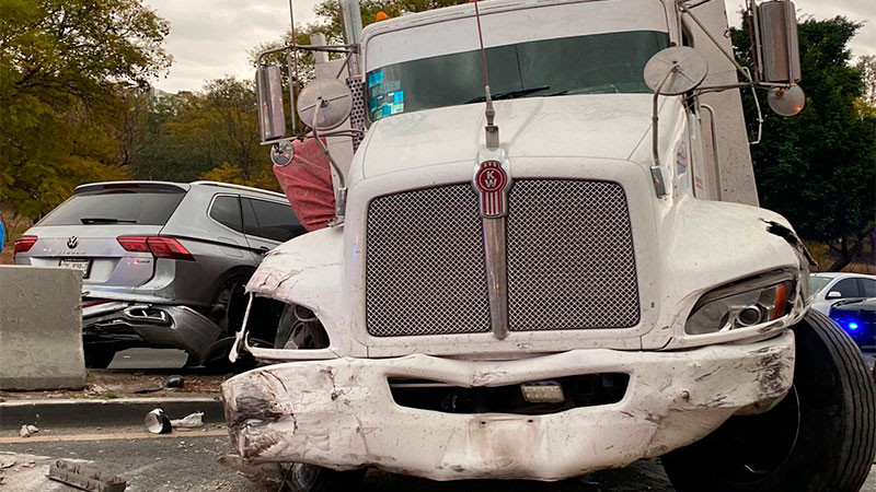 Tráiler hizo chuza en el Boulevard Bernardo Quintana en Querétaro; impactó nueve vehículos  