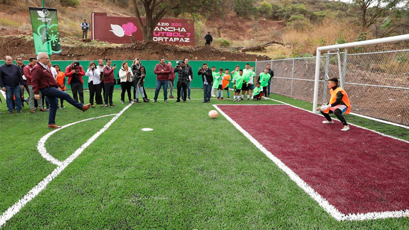 Para la prevención del delito, inaugura Bedolla cancha en Tarímbaro 