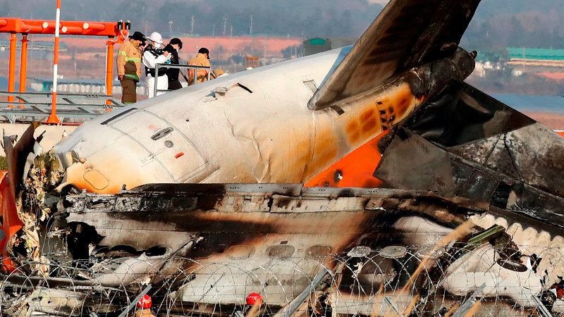 Cajas negras de avión que se estrelló en Corea del Sur dejaron de funcionar 4 minutos antes del impacto 