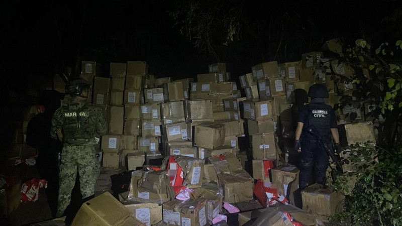 SSP y Marina recuperan 850 pares de Nike, dos autos y chalecos antibalas en Arteaga, Michoacán  