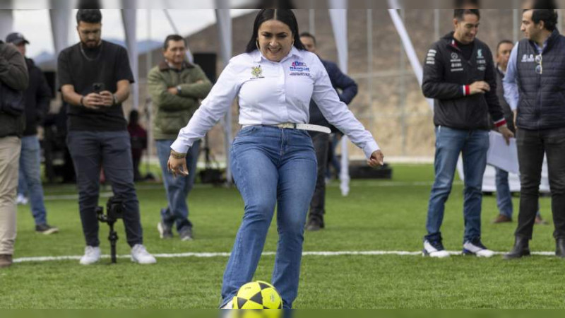 Entrega Mauricio Kuri cancha de futbol 7 en Peñamiller, Querétaro 