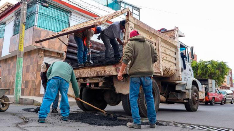 Continúa Mónica Valdez programa de bacheo en Zacapu, Michoacán  