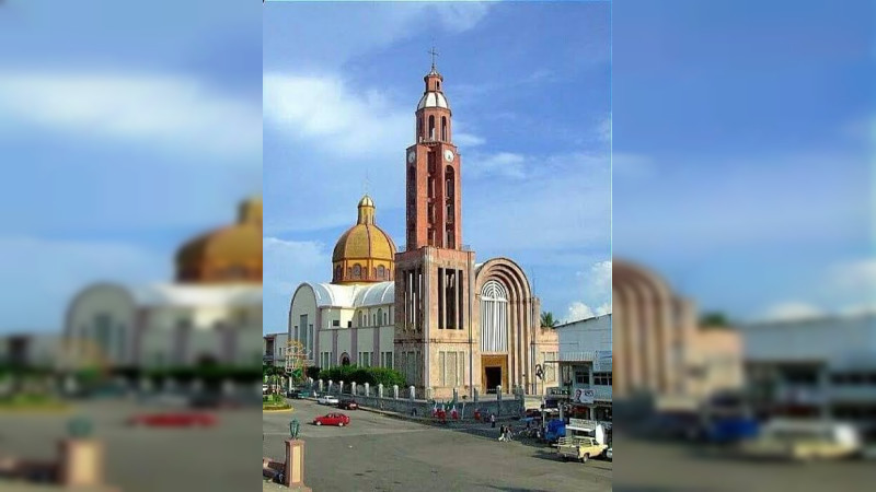 Dejan cabeza humana frente a la Catedral de Apatzingán, Michoacán  