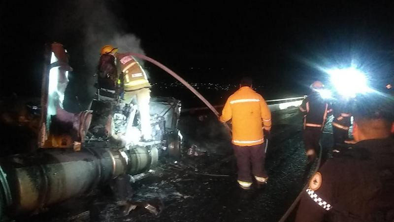 Se incendia tráiler en la Pátzcuaro-Cuitzeo; solo hubo daños materiales 