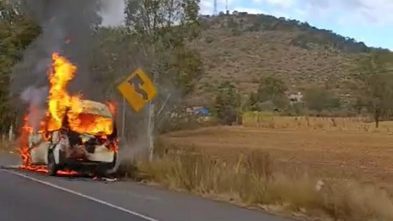 Se incendia camioneta del servicio público en la Morelia-Pátzcuaro 