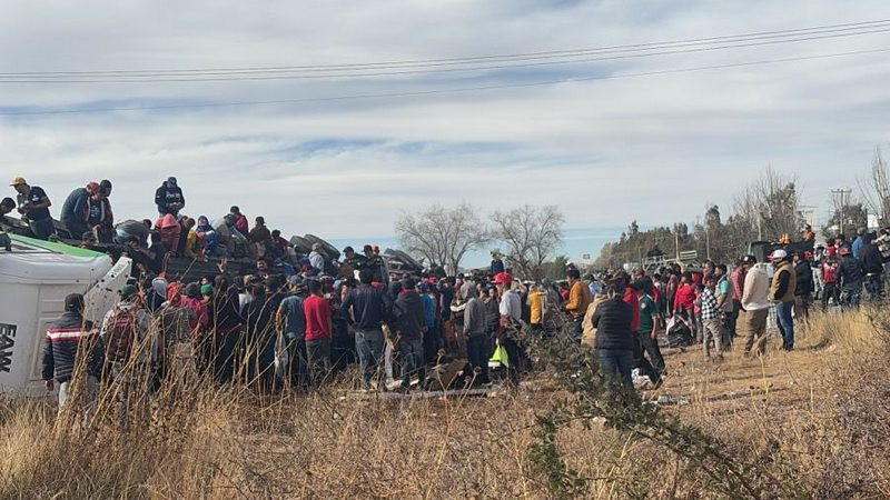 México mágico: rapiñan cerveza tras volcadura de tráiler en carretera Zacatecas-Durango 