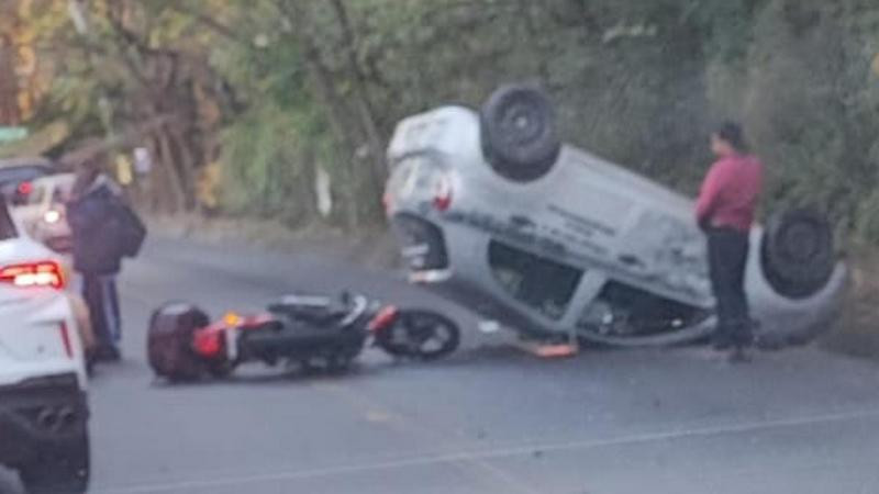 Choque-volcadura en Morelia, Michoacán, deja un herido: ocurrió en la subida a Santa María 