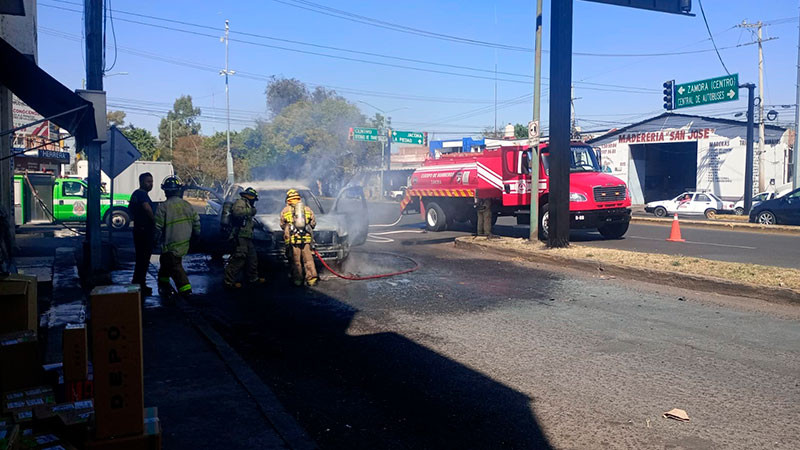 Se incendia camioneta en Zamora, Michoacán, solo hubo daños materiales  