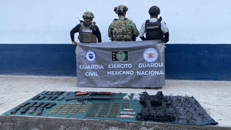 Aseguran vehículo robado, armas, equipo táctico y enervante en operativo en Apatzingán, Michoacán  