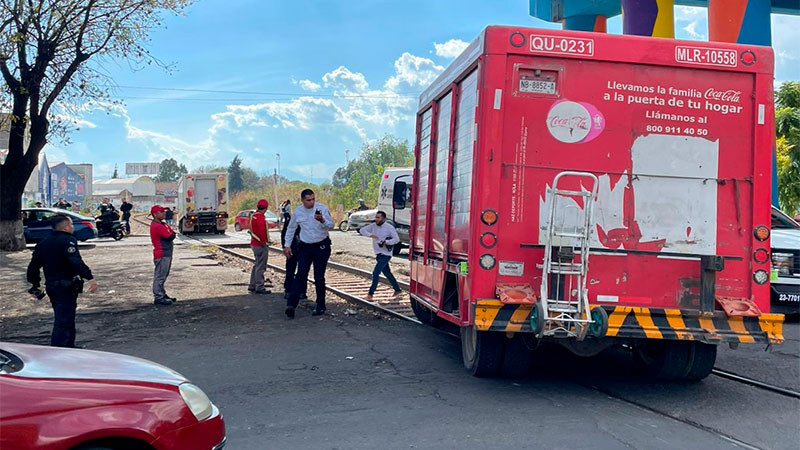 Liberan vías del tren en Morelia, Michoacán; normalistas habían obstaculizado el paso 