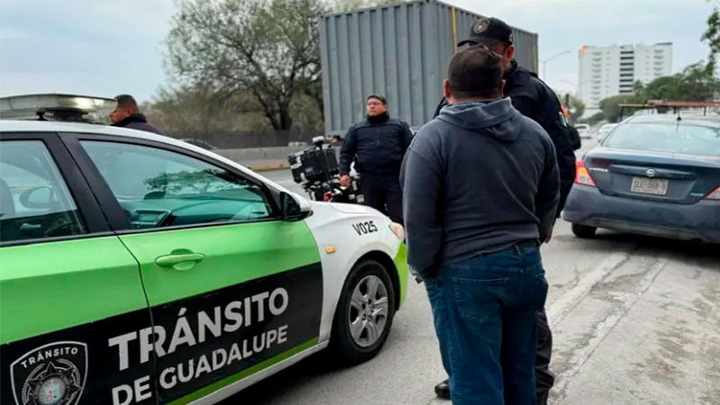 Deja solo a su bebé encerrado en el automóvil, mientras iba por gasolina en Nuevo León 