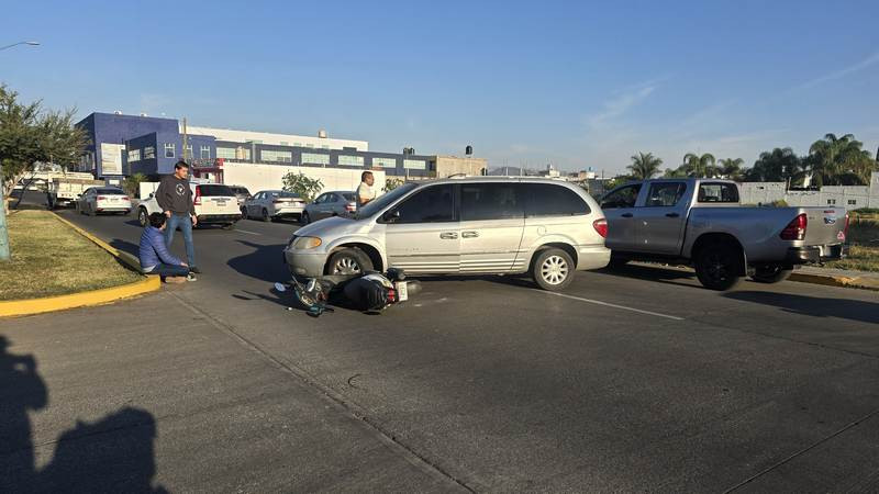 Se accidenta con su moto en Zamora, Michoacán; resulta herido  