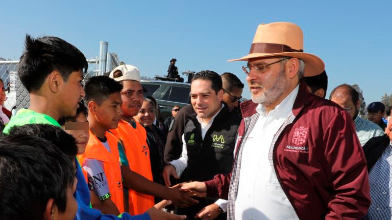 Fútbol para la paz; Bedolla inaugura cancha en Pátzcuaro 