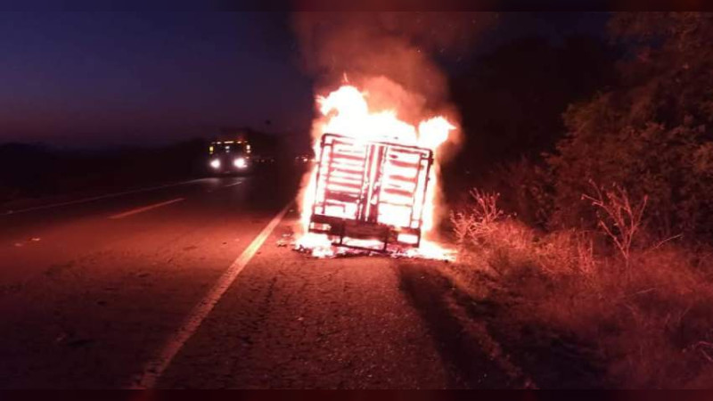 Fuego consume camioneta de carga en la autopista Siglo XXI, solo hubo daños materiales 