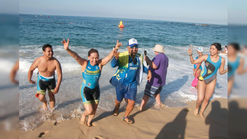 Deportistas disfrutan de la Costa Michoacana