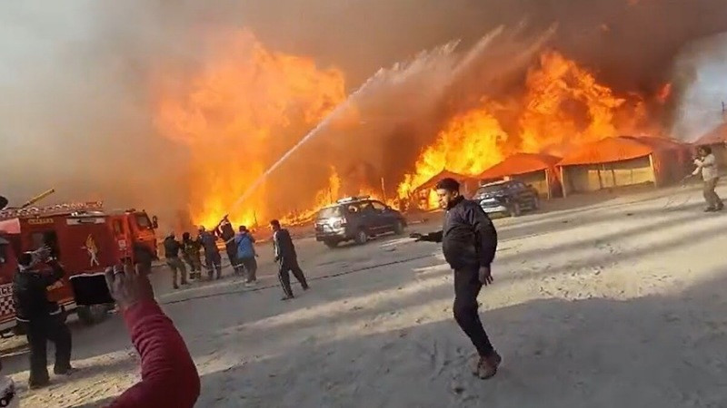 Se desata incendio en el Kumbh Mela, festival en la India que reúne a millones de personas 