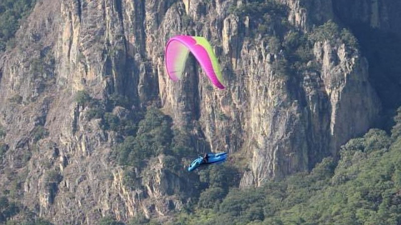 Muere turista extranjero tras caer de parapente en Temascaltepec, Estado de México 