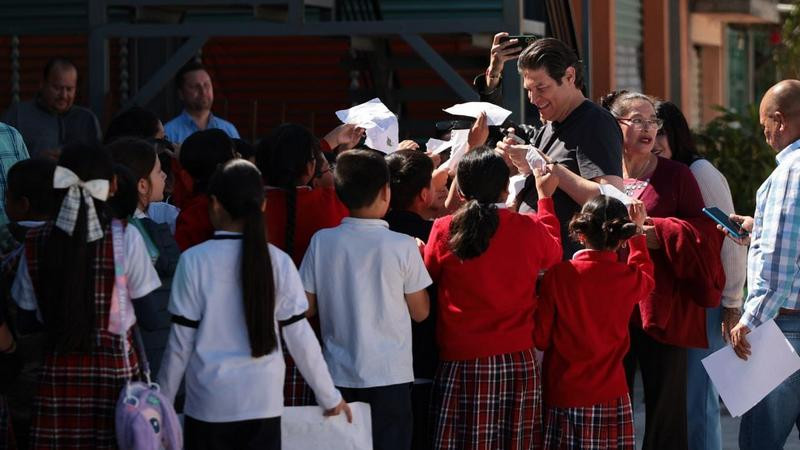 Gobierno de Alfonso Martínez construirá cancha de fútbol en escuela primaria 