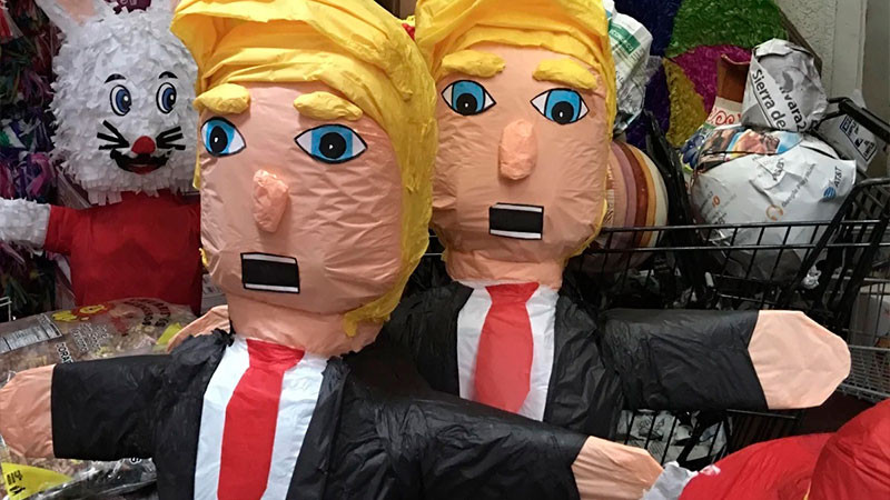 Marchan y queman piñata de Trump frente a Embajada de EU en México 