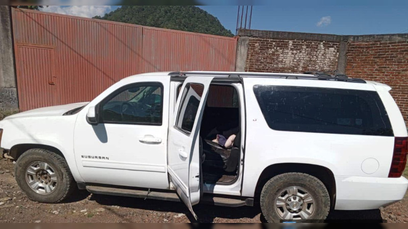 Aseguran camioneta blindada y cuatro autos más, armas y un explosivo en Uruapan, Michoacán 