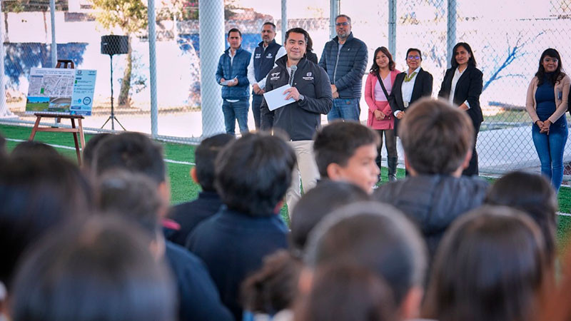 Entrega Felifer Macías nueva cancha y techado en primaria de Santa Rosa Jáuregui 