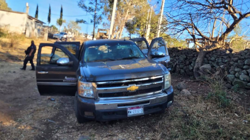 Aseguran camioneta tras enfrentamiento entre policías y grupo delictivo en Queréndaro, Michoacán 