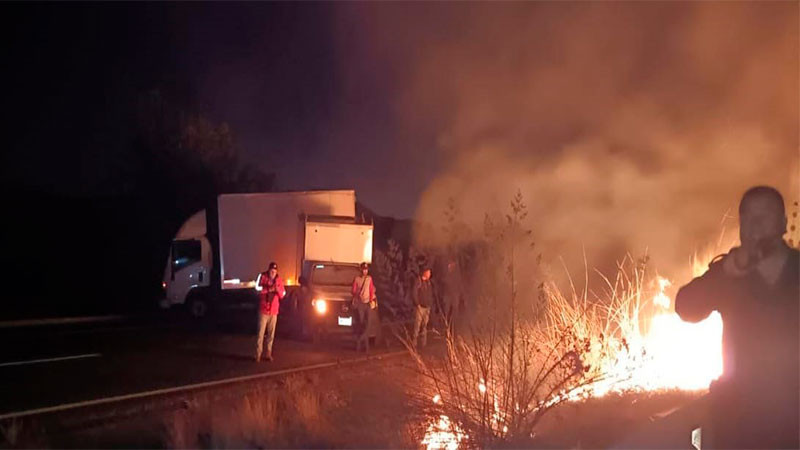 Estudiantes normalistas hacen de las suyas en Morelia, Michoacán; cierran vialidades y queman vehículos 