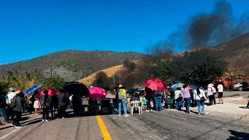 Maestros nahuas se manifiestan en crucero carretero de Aquila, Michoacán  