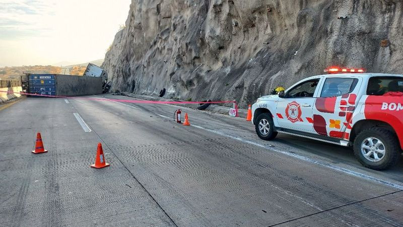 Tráiler que transportaba materiales peligrosos vuelca en el Macrolibramiento de Guadalajara 