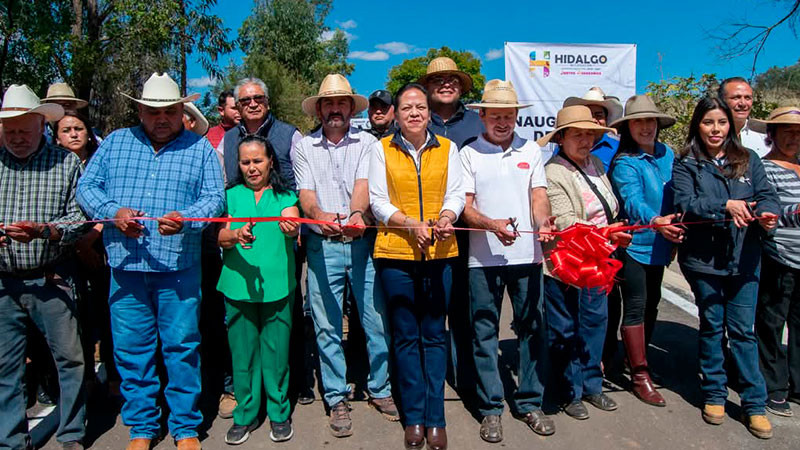 Alcalde de Hidalgo, Michoacán, inaugura obras en La Manzana de Alcalá y San Jerónimo 