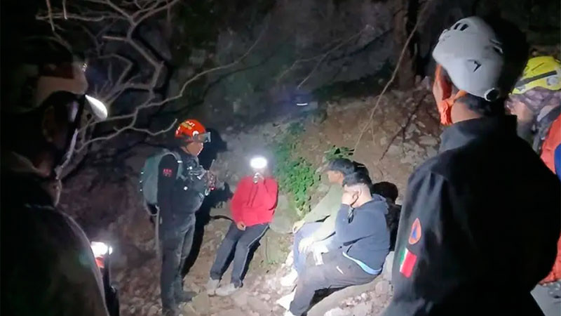 Rescatan a jóvenes que se perdieron en el Cerro de las Mitras en Nuevo León 