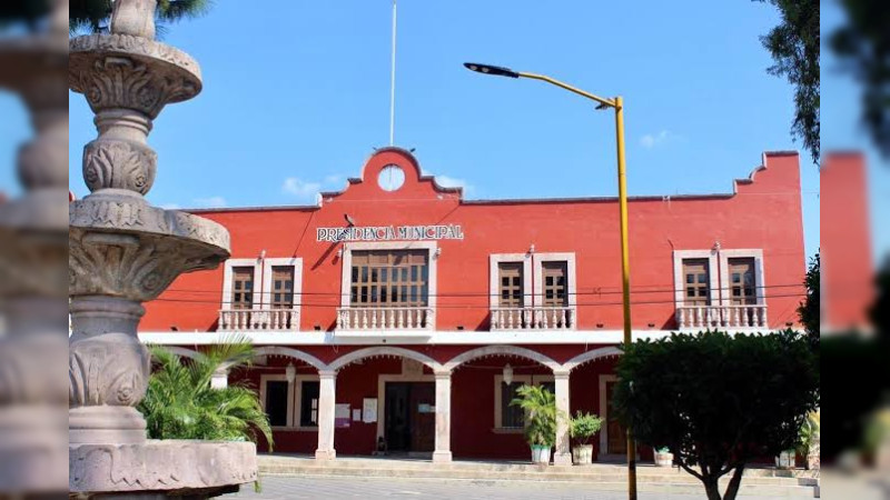 Arrojan explosivo frente a la Presidencia Municipal de Parácuaro, Michoacán 